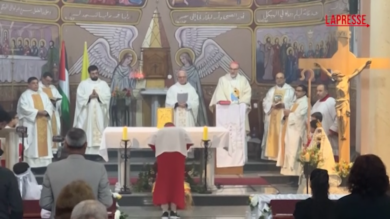 Gaza, il cardinale Pizzaballa celebra la messa del Natale anticipato