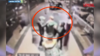 Milano: calci, pugni e spray urticante per una collana d'oro, la rapina ripresa dalle telecamere