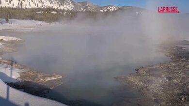 Usa, eruzione fangosa alla Black Diamond Pool a Yellowstone