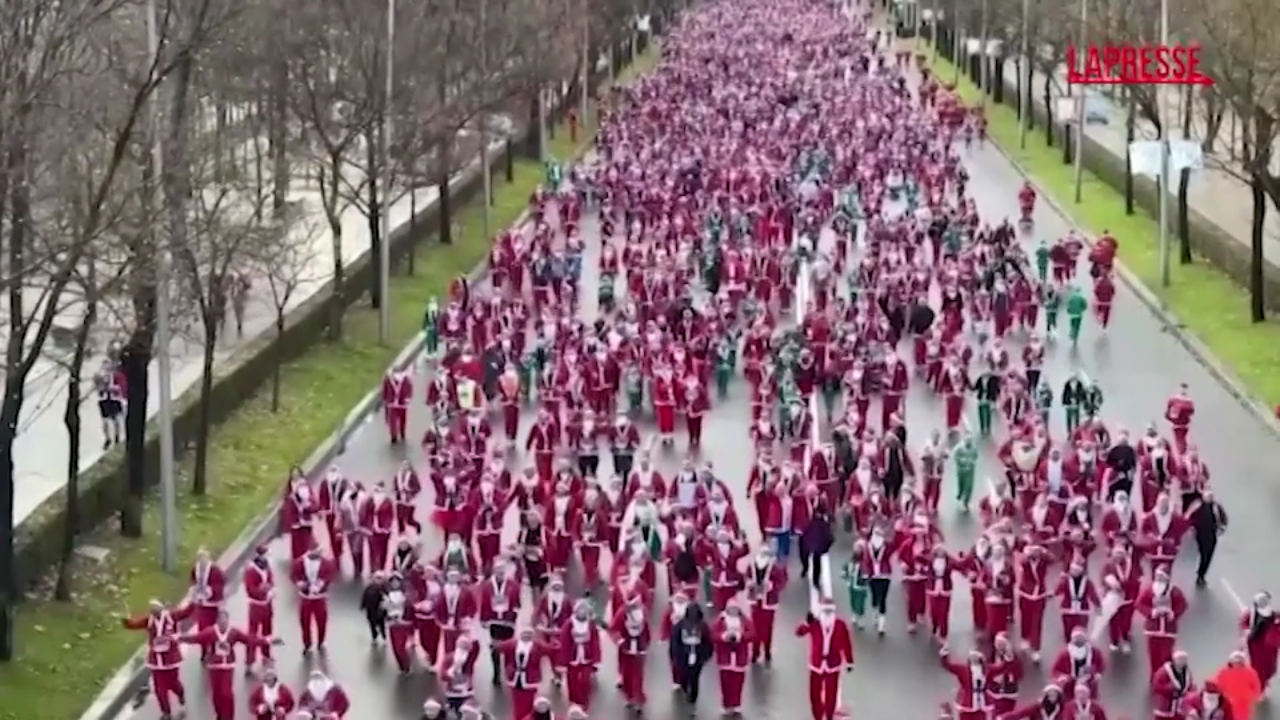 Spagna, a Madrid la corsa dei Babbi Natale