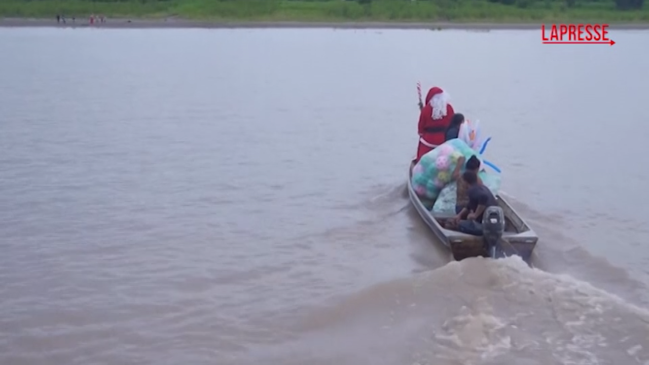 Brasile, Babbo Natale attraversa il Rio delle Amazzoni e porta i doni ai bambini