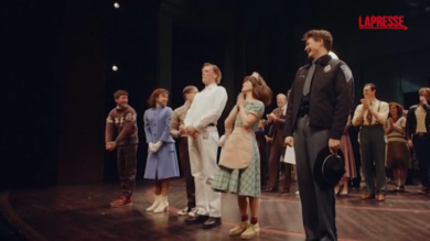 Stranger Things a Broadway: sul palco a sorpresa Jamie Campbell Bower, boato del pubblico