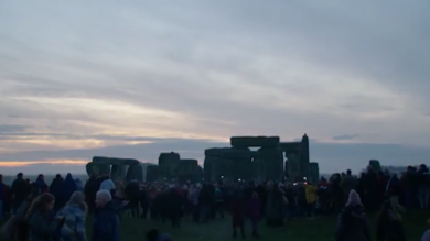 Le celebrazioni per il solstizio d’inverno a Stonehenge: in migliaia si sono radunati all’alba