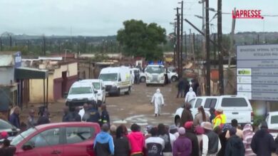Sudafrica, 10 morti in sparatoria a Bekkersdal: la polizia sulla scena