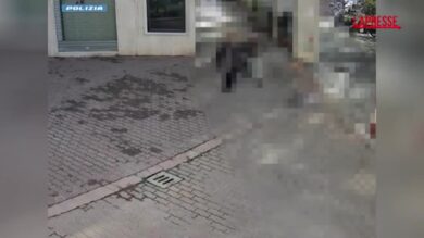 Bologna: derubò anziana allo sportello bancomat, le immagini della rapina