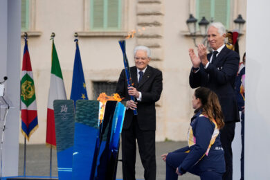 Milano-Cortina 2026, Mattarella consegna il tricolore agli atleti: “L’Italia sarà con voi”
