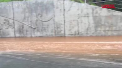 California, strade allagate dalla pioggia: le macchine bloccate nell’acqua