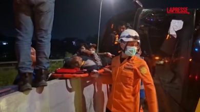 Indonesia, bus si ribalta: almeno 16 morti sull'isola di Giava