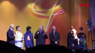 Milano-Cortina 2026, la fiamma olimpica attraversa Napoli e arriva a piazza del Plebiscito