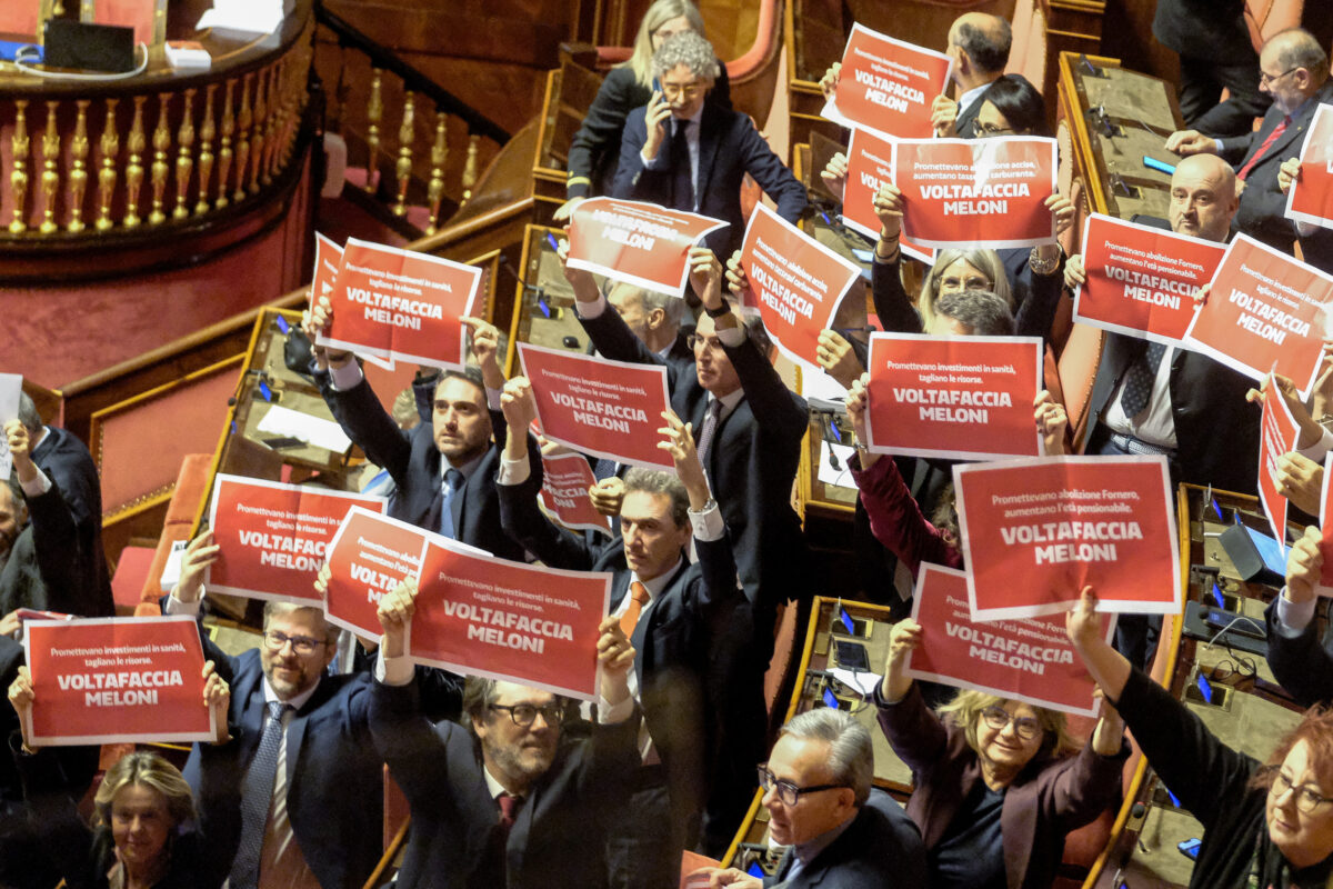Manovra 2026, la protesta dei senatori in 7 foto