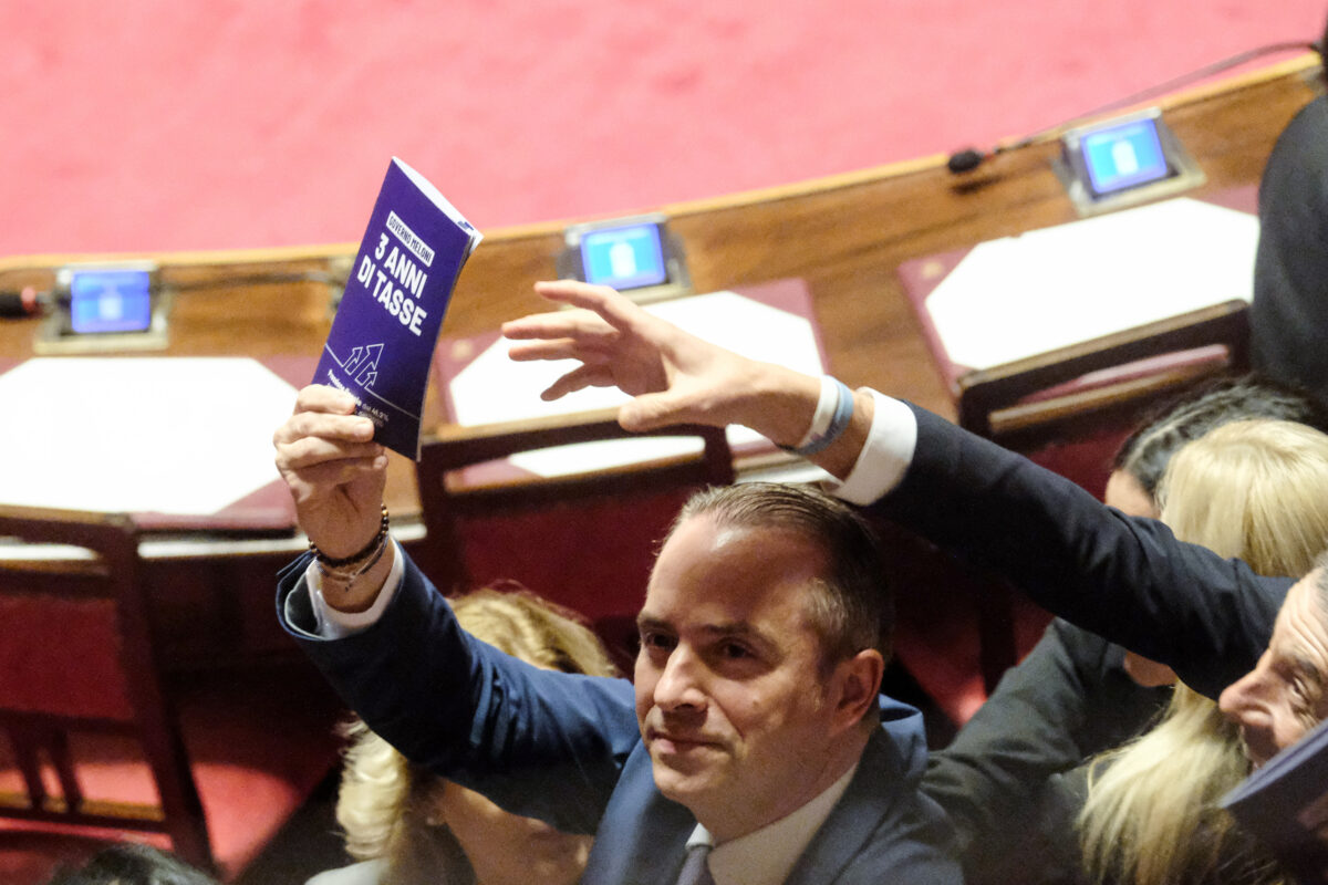 Manovra 2026, la protesta dei senatori in 7 foto