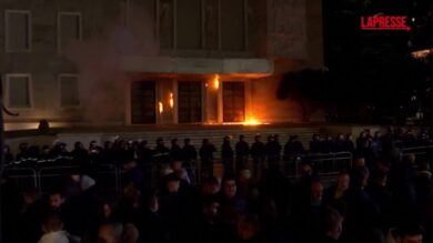 Albania, violente proteste a Tirana: molotov contro uffici Edi Rama