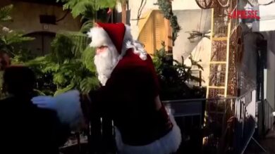 Babbo Natale a Gerusalemme, distribuisce alberi alla gente