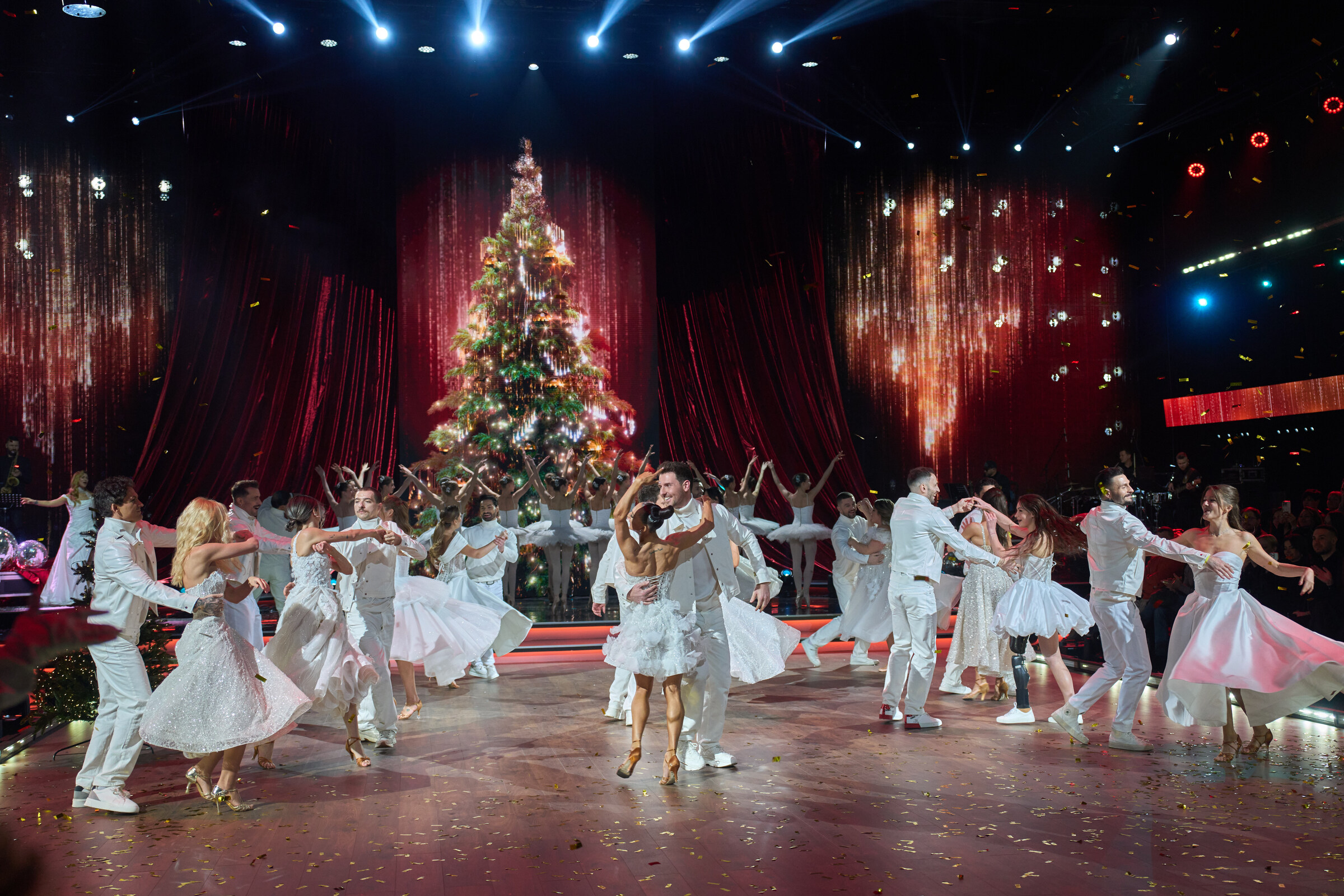 Ucraina, torna in tv “Ballando con le stelle” con eroi di guerra Ucraina, torna in tv “Ballando con le stelle” con eroi di guerra