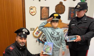 Napoli, bambino di 11 anni vende libri e disegni per comprare il regalo di Natale alla sorellina