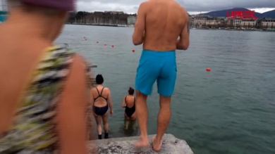 Lago di Ginevra, bagno nell'acqua gelida come terapia