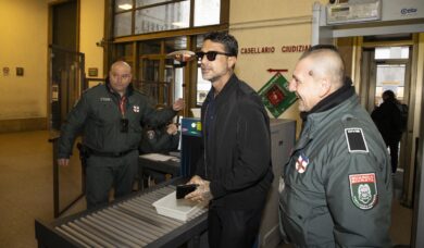 Fabrizio Corona in procura a Milano, i pm lo ascoltano dopo la denuncia di Signorini