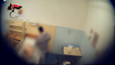 Milano, maltrattamenti e violenza sessuale in Rsa a Parabiago: arrestato infermiere. Il video