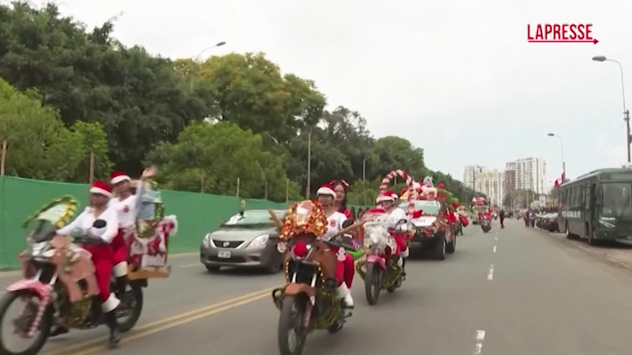 Perù, poliziotti vestiti da Babbo Natale sfilano per le strade di Lima