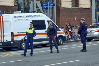 Mosca, tre morti nell’ esplosione di un’auto, due sono poliziotti. Kiev rivendica l’operazione