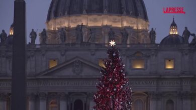 Natale, centinaia di fedeli in coda sotto la pioggia per la Messa a San Pietro