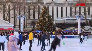 New York, la pista di pattinaggio affollata al Bryant Park il giorno della vigilia di Natale