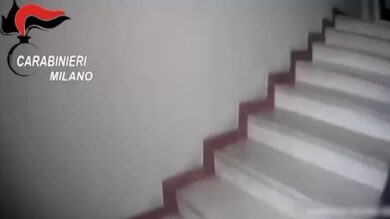 Milano, anziana tenta di lanciarsi dal sesto piano, salvata da carabinieri