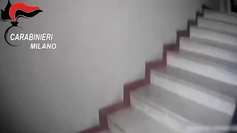 Milano, anziana tenta di lanciarsi dal sesto piano, salvata da carabinieri