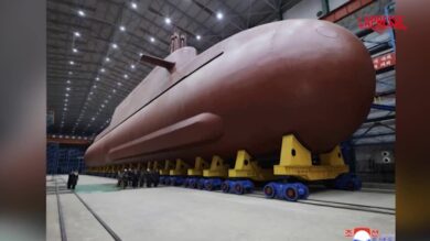 Corea del Nord, le immagini del nuovo sottomarino nucleare in costruzione
