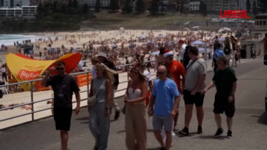 Bondi beach, il Natale in spiaggia dopo l'attacco terroristico a Sydney