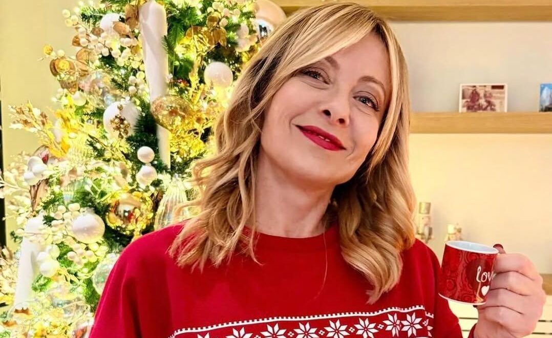 Gli auguri di Natale di Meloni sui social, la premier con felpa ‘Anche a te e famiglia” Gli auguri di Natale di Meloni sui social, la premier con felpa ‘Anche a te e famiglia”