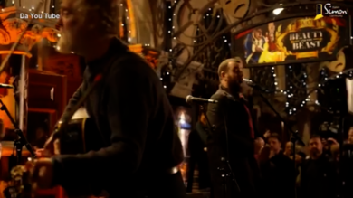 Dublino, Bono canta in strada alla Vigilia di Natale con artisti irlandesi