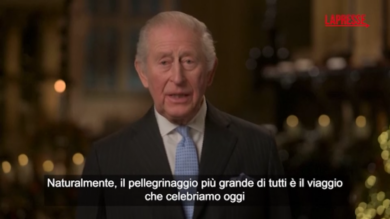Re Carlo celebra il pellegrinaggio di Gesù nel discorso di Natale