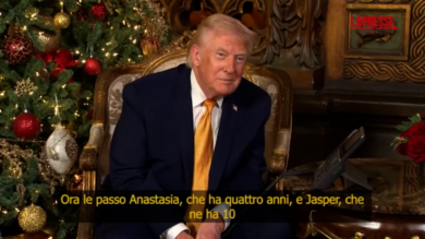 Trump, le telefonate coi bimbi a Natale: “Nel nostro Paese no a un Babbo Natale cattivo”