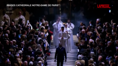 Parigi, l'arcivescovo celebra la messa di Natale a Notre Dame