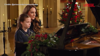 Kate Middleton, il duetto al pianoforte con la figlia Charlotte