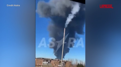 Kiev: "Colpita raffineria russa". In un video la colonna di fumo a Novoshakhtinsk