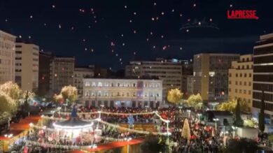 Atene, centinaia di persone liberano lanterne di carta per la 'Notte dei Desideri'