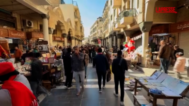 Iraq, una libreria sotterranea nel cuore di Baghdad: migliaia di libri ammassati su scaffali e pavimento