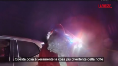Usa, poliziotto ferma Babbo Natale per eccesso di velocità: il video, tra risate e fotografie