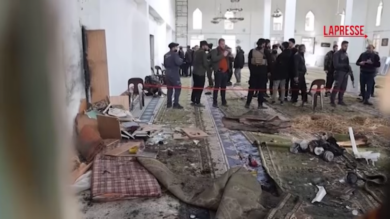 Siria, a Homs la moschea devastata dalle esplosioni: almeno 8 morti