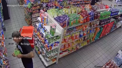 Texas, tentano di rubare bancomat e devastano il negozio: il video delle telecamere di sorveglianza