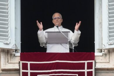 Angelus Santo Stefano, Papa: “Chi crede nella pace viene ridicolizzato”