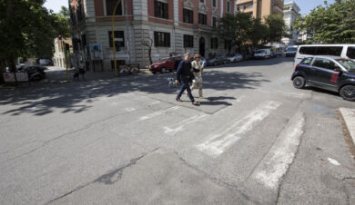 Donna di 86 anni investita e uccisa da un’auto a Roma, alla guida una 70enne