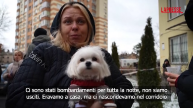 Kiev sotto attacco, una residente in lacrime: "Imploriamo il mondo, fate finire questa guerra"