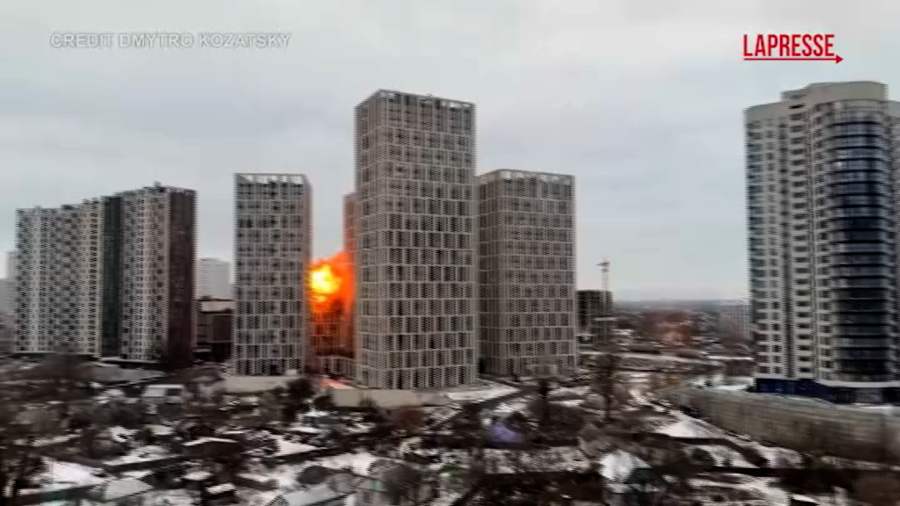 ucraina attacchi a kiev il momento in cui un drone colpisce un palazzo da Lapresse.it ucraina attacchi a kiev il momento in cui un drone colpisce un palazzo
