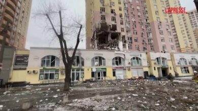 Ucraina, raffica di attacchi a Kiev: i soccorsi nel palazzo sventrato