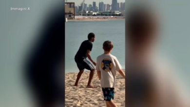 Lamine Yamal, show a Dubai: gioca a calcio in spiaggia con dei bambini