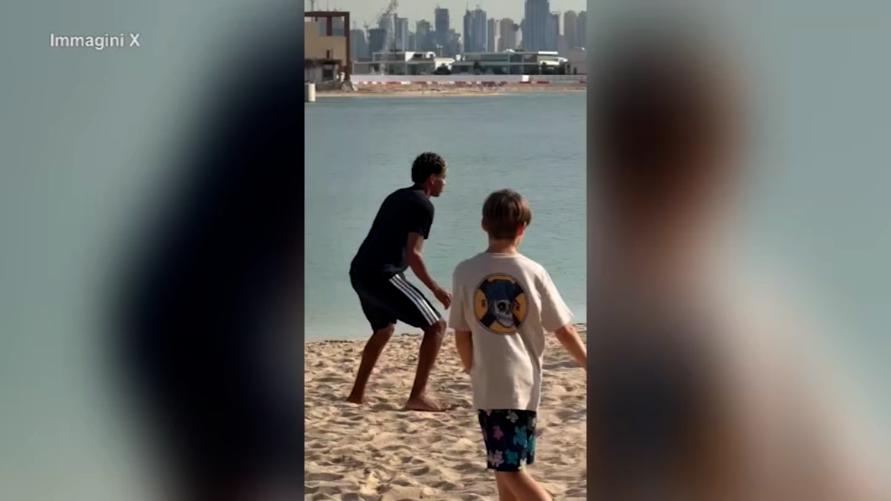 Lamine Yamal, show a Dubai: gioca a calcio in spiaggia con dei bambini
