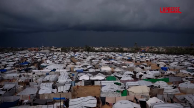Gaza, gli sfollati nelle tende al freddo: "Ogni volta che piove si allaga e crolla tutto"